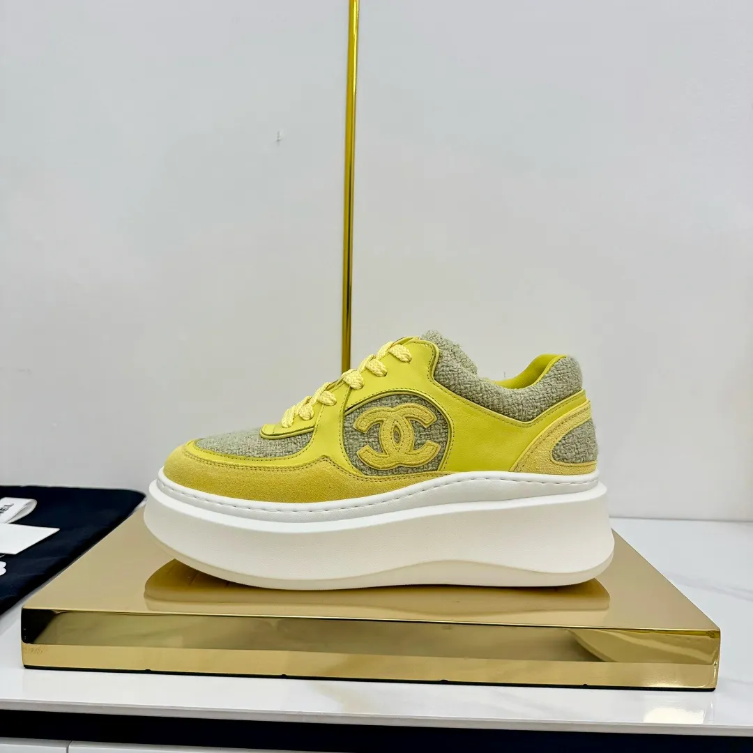 👟👟Ex-factory price 680👟👟 Upgraded version, upgraded version, upgraded version! No rebuttal accepted! ! ! ! Chanel Chanel panda shoes! 2025 counter's top casual sports shoes. This classic design; the upper is electro-embroidered with a variety of techniques; the outsole is fashionable and sporty; the unusual inclusion of a variety of color matching elements... The diversified mix and match is very good-looking and versatile, and can be used for leisure, fashion, sports, and outdoor... ꫛꫀꪝ Go➫ Materials: ❶Upper made of: original imported first-layer silk cowhide + original waterproof cloth + original first-layer cowhide ❷Inner lining: Original Yangli+Net ❸Outsole based on: Original TPU combination outsole Counter boutique packaging complete set for women 35–41 👉 👉 👉 👉 👉 👉 👉